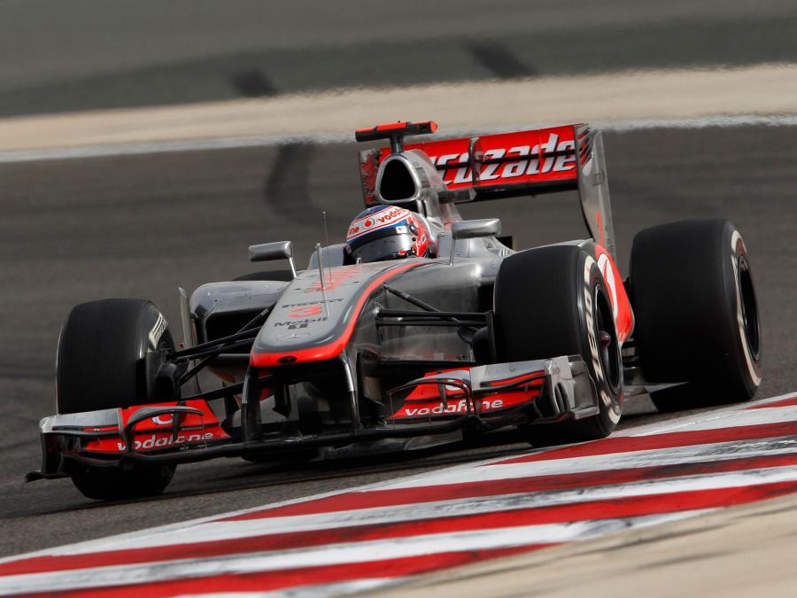  McLaren Mercedes-Benz MP4-27 2012 года  (фото 2 из 14)